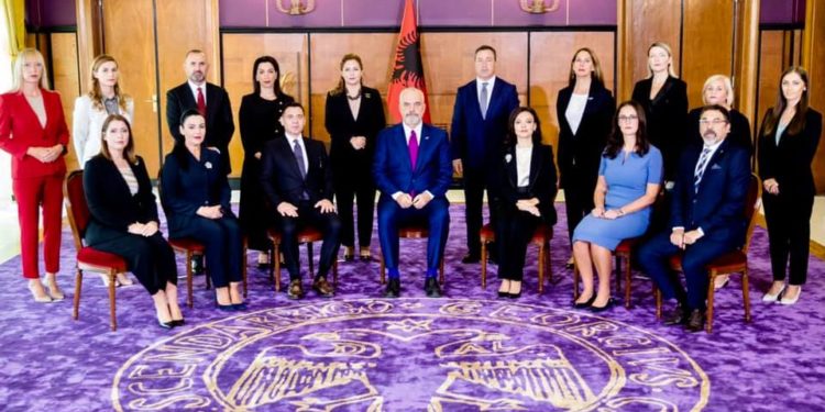 Rama iu ndalon ministrave bixhozin dhe takimet me biznesmenë