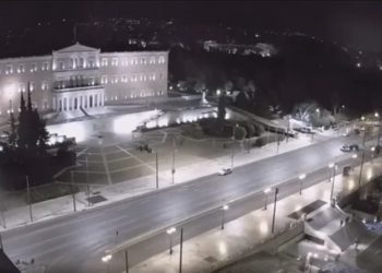 Alarm në Athinë, një burrë i armatosur shfaqet në Monumentin e Ushtarit të Panjohur