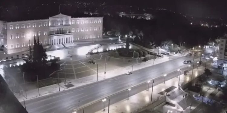 Alarm në Athinë, një burrë i armatosur shfaqet në Monumentin e Ushtarit të Panjohur