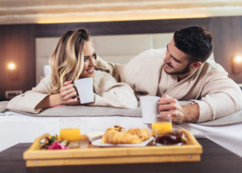 Ja arsyeja shkencore që dhoma e hotelit ju afron më shumë me partnerin se shtëpia