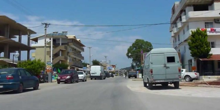 Ksamil, vajza denoncon babain në polici për dhunë