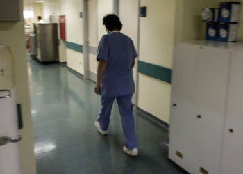 “Nuk ke gjë shko në shtëpi”, 43-vjeçari vdes në korridorin e urgjencës së spitalit pas debatit me mjekun