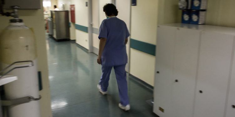 “Nuk ke gjë shko në shtëpi”, 43-vjeçari vdes në korridorin e urgjencës së spitalit pas debatit me mjekun