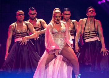 “Na turpërove”/ Ronela Hajati tallet me ata që e kritikuan për tekstin e këngës