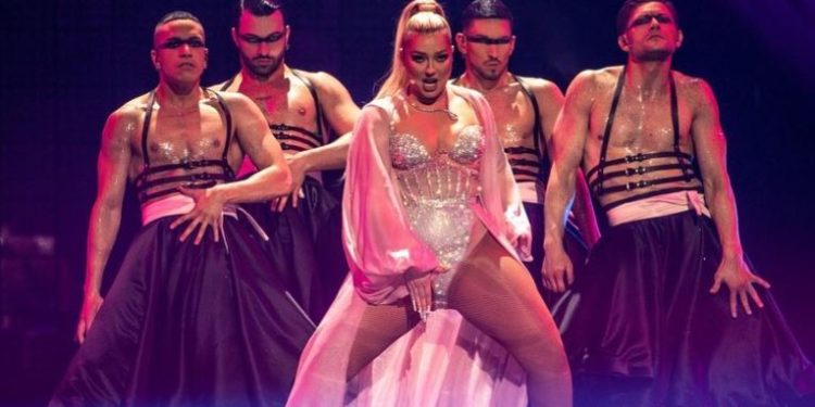 “Na turpërove”/ Ronela Hajati tallet me ata që e kritikuan për tekstin e këngës