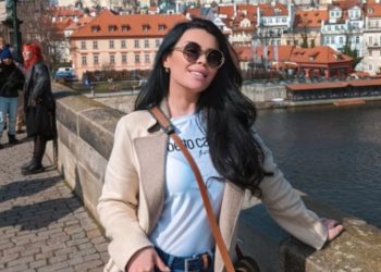 Avioni me të cilin udhëtonte pësoi defekt, këngëtarja shqiptare rrëfen momentin e frikshëm