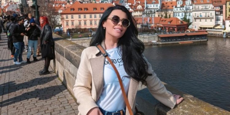 Avioni me të cilin udhëtonte pësoi defekt, këngëtarja shqiptare rrëfen momentin e frikshëm