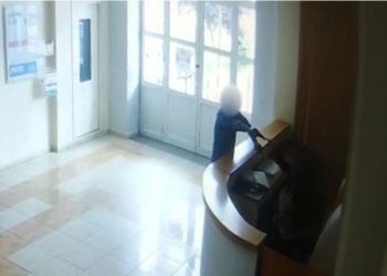 Me pistoletë lodër, tentohet të vidhet recepsionistja e spitalit të Gjirokastrës (VIDEO)