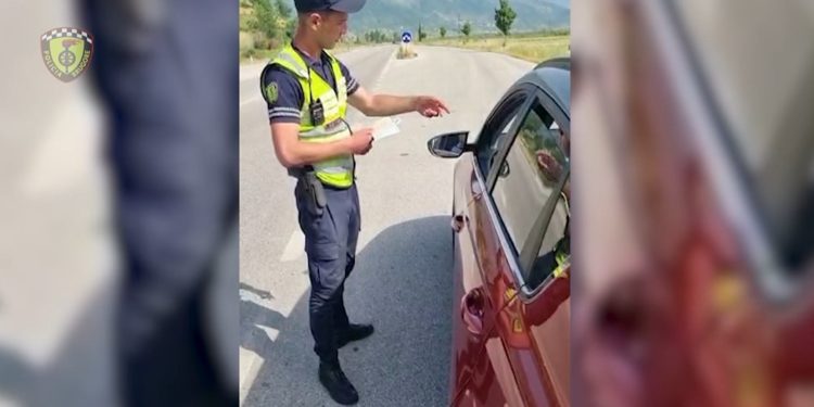 411 gjoba në Gjirokastër, “fluturojnë” dy patenta, bllokohen 3 makina (VIDEO)