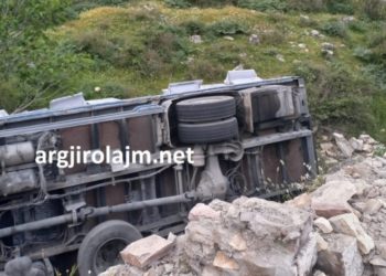 Aksident i frikshëm në aksin Jorgucat-Muzinë, kamioni del nga rruga dhe përmbyset (FOTO)