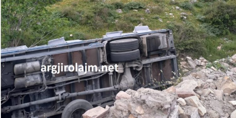Aksident i frikshëm në aksin Jorgucat-Muzinë, kamioni del nga rruga dhe përmbyset (FOTO)