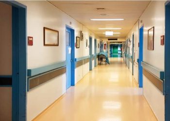 Ndodh në Kretë, 4-vjeçarja konsumon alkool, përfundon në spital