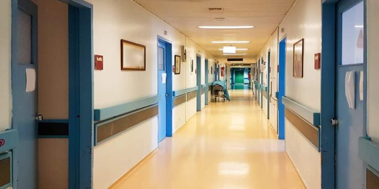Ndodh në Kretë, 4-vjeçarja konsumon alkool, përfundon në spital