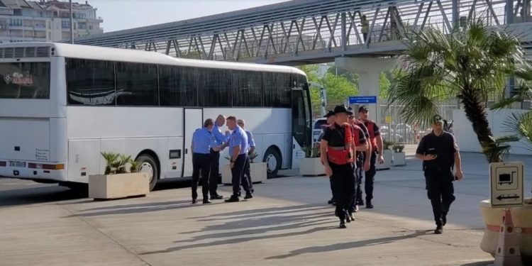 80 huliganë italianë kthehen mbrapsht nga policia shqiptare