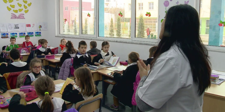 Miratohet struktura e vitit të ri shkollor, shtohet një javë pushim për nxënësit