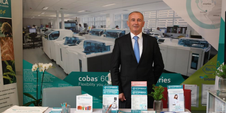 Rrugëtimi në tri dekada i mjekut, Vasil Llajo, nga mikroskopi tek perandoria “Intermedica”