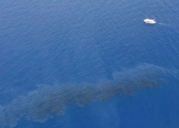 Hidhen vajra në Shpellën e Lukovës, ndotet plazhi