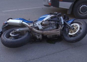 Aksident në Finiq, përplaset motori me autobusin, plagoset 25-vjeçarja