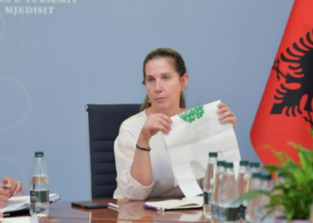 Qeset plastike, Mirela Kumbaro paralajmëron gjoba prej 1 korrikut