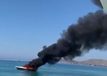 Merr flakë motoskafi në Dhërmi, 31-vjeçari pëson djegie