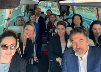 Ministrat e Shqipërisë nisen me autobusë drejt Kosovës