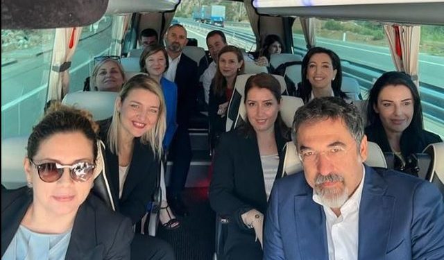 Ministrat e Shqipërisë nisen me autobusë drejt Kosovës