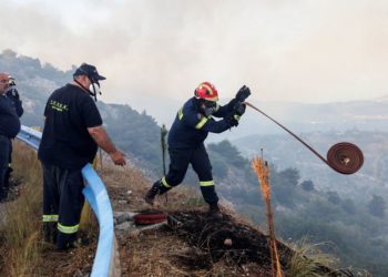 Rikthehen zjarret në Athinë, evakuohen banorët në disa zona (FOTO)