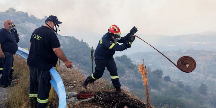 Rikthehen zjarret në Athinë, evakuohen banorët në disa zona (FOTO)