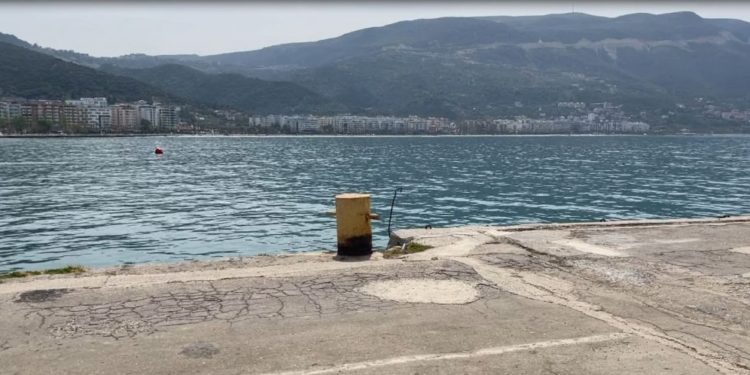 Mbytet një person në portin e Vlorës