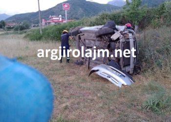 Aksident i frikshëm në rrugën Gjirokastër-Tepelenë, makina del nga rruga dhe përmbyset (VIDEO)