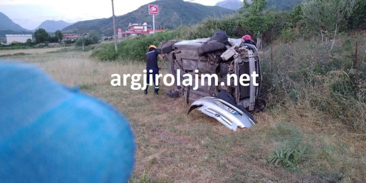 Aksident i frikshëm në rrugën Gjirokastër-Tepelenë, makina del nga rruga dhe përmbyset (VIDEO)