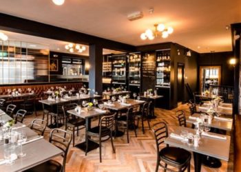 Çmendet shqiptari në Itali, tentoi të puthte me zor kamarieren në lokal, e pëson keq