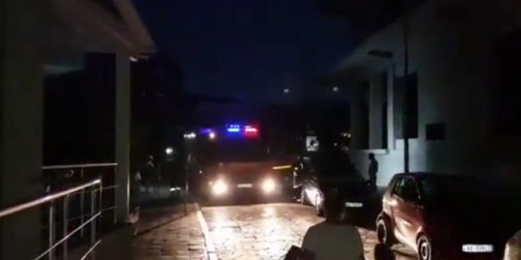 Zjarr në kabinën elektrike, zona historike e Vlorës në errësirë (VIDEO)