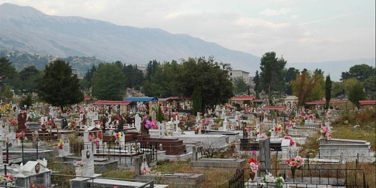 Shpallet në kërkim hajduti i varrezave të Gjirokastrës