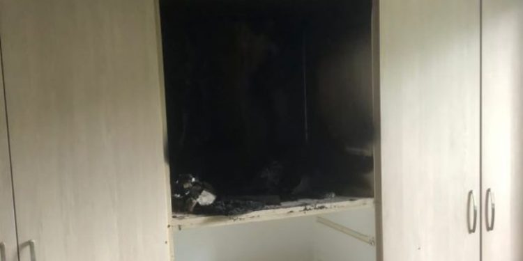 E tmerrshme/ Shihni çfarë ka bërë rrufeja në këtë banesë në Sarandë (FOTO)