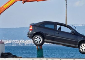 E rëndë në Greqi/ Nëna dhe djali gjendet të lidhur me litar brenda makinës që ishte fundosur në det