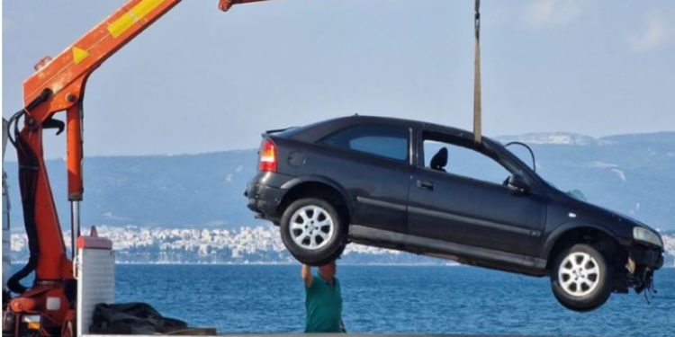 E rëndë në Greqi/ Nëna dhe djali gjendet të lidhur me litar brenda makinës që ishte fundosur në det