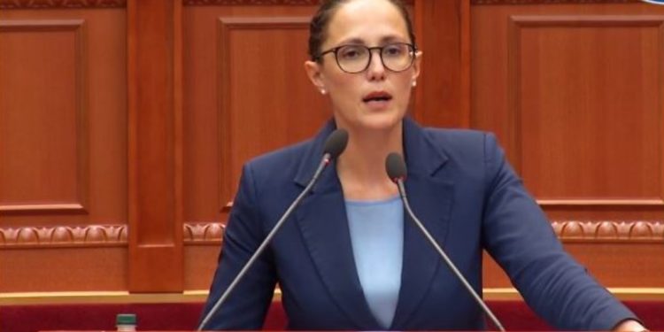 Çmimi naftës më i larti në rajon, ministrja e Financave: Po mos të kishim bordet, do ishte më shrenjtë