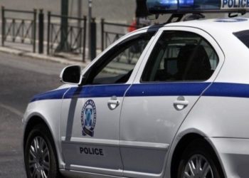 Ndodh në Greqi/ Djali rreh keq nënën pasi e kapi ‘mat’ në shtrat me shokun e tij