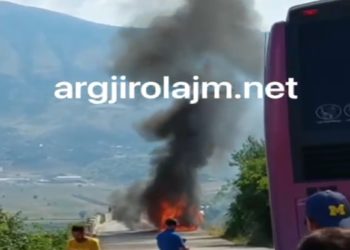 Pamje të rënda/ Digjet makina në Muzinë, bllokohet rruga (VIDEO)