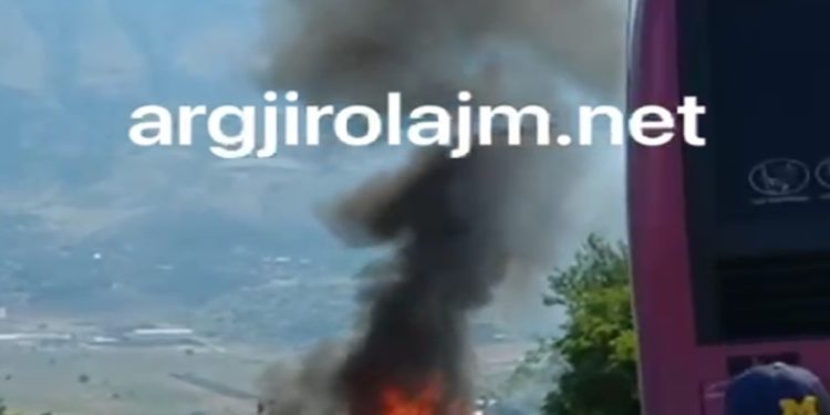 Pamje të rënda/ Digjet makina në Muzinë, bllokohet rruga (VIDEO)