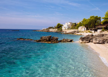 Dhërmi, turisti anglez në gjendje të dehur hidhet nga kati i tretë i hotelit