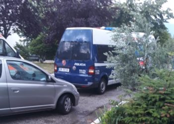 VIDEO/ Momenti kur mbërrin në spital polici i plagosur në Gjirokastër