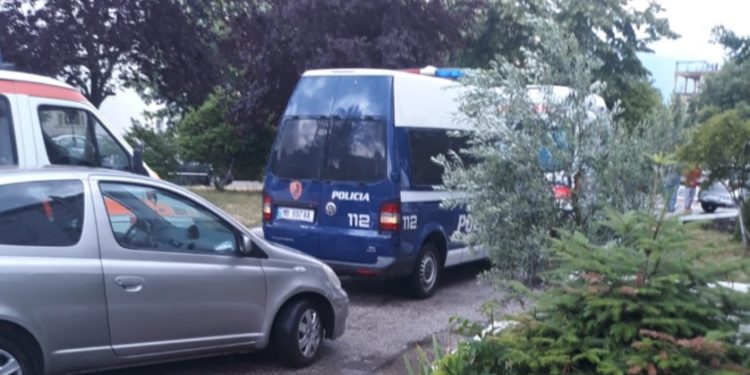 VIDEO/ Momenti kur mbërrin në spital polici i plagosur në Gjirokastër