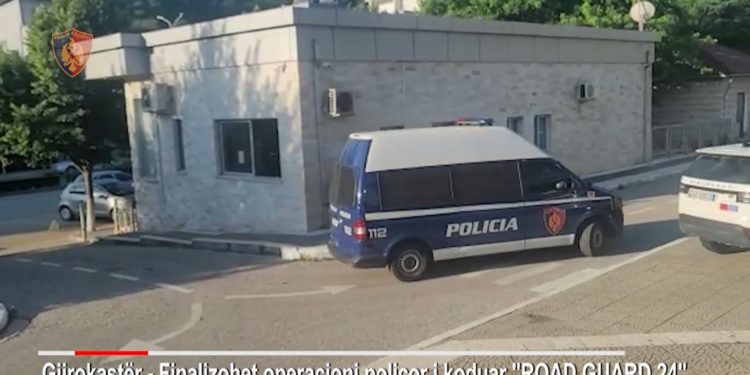 I riu arrestohet në Tepelenë, kishte mbushur furgonin me 26 emigrantë (VIDEO)