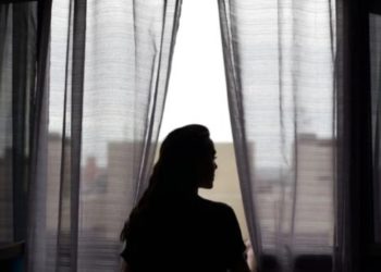 Mbajti të mbyllur për 49 vite vajzën e saj, historia e pazakontë që tronditi Larisan