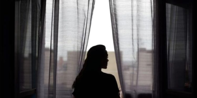 Mbajti të mbyllur për 49 vite vajzën e saj, historia e pazakontë që tronditi Larisan