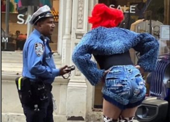 FOTO/ Biznesmeni gay nga Tepelena me veshje unike në New York, çfarë bisedon me policin?!