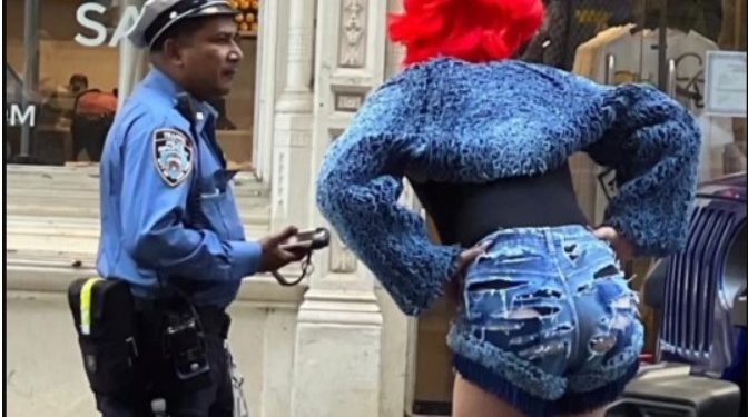 FOTO/ Biznesmeni gay nga Tepelena me veshje unike në New York, çfarë bisedon me policin?!