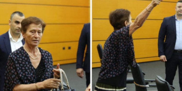 Vettingu shkarkon gjyqtarin, revoltohet në sallë nëna e tij (VIDEO)